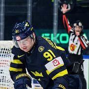 Carl Grundström försöker skaka av sig slovenen Robert Sabolic.