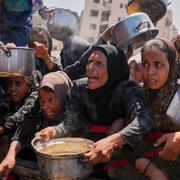 Palestinier i väntan på mat i Gaza.