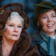 Judi Dench och Olivia Colman i en scen ur filmen.