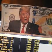 En bild på Trump inklippt på en 100-dollarsedeln