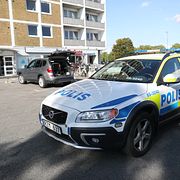 Polis på plats efter att en lägenhet har blivit beskjuten i Malmö. Skytten ska ha stått i trapphuset och skjutit in genom lägenhetsdörren.