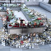 Arkivbild från december: Minnesplatsen vid Rönninge torg i Salem på måndagen med anledning av att en kvinna hittats mördad.