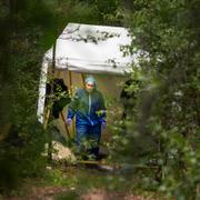 Polistekniker undersöker en plats i Hällabrottet i Kumla