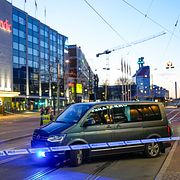 Polisen spärrade av kring Nordstan.