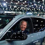 Joe Biden sitter i elbil från Cadillac. Arkivbild. 