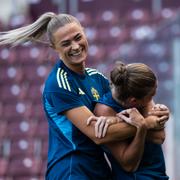 Fridolina Rolfö och Filippa Angeldahl under torsdagens träning. 