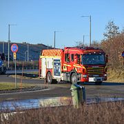 Räddningsfordon på väg till olycksplatsen.