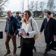 Bengt Wernersson, Emelie Persson och Rebecka Kristoffersson lämnar in skadeståndskrav i Regionens hus i Halmstad i december 2025.