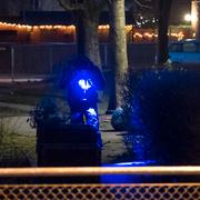 Polisens kriminaltekniker undersöker en lekplats i samband med den misstänkta gruppvåldtäkten.