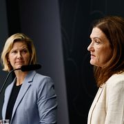 Jämställdhetsminister Nina Larsson (L) och den särskilda utredaren Rebecca Lagh.