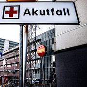 Skylt som visar vägen till akuten på Danderyds sjukhus.