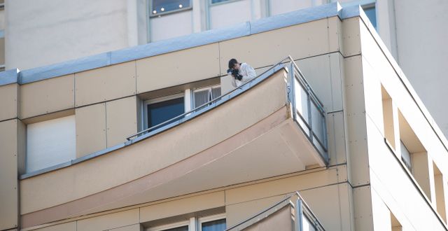 Polisens tekniker undersöker balkongen. Cyril Zingaro / AP