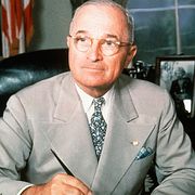 Senast USA:s statsskuld var lika hög som i dag var Harry S Truman president. Här ses han i Vita huset 1948.