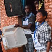 Valarbetare vid en vallokal i Ngozi i norra Burundi.