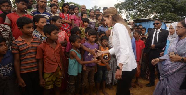 Jordaniens drottning Rania träffar flyktingar i Bangladesh.  TAUSEEF MUSTAFA / AFP