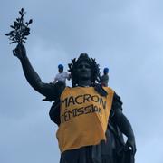 En staty på Place de la Republique i Paris med texten ”Macron avgå”.  Aurelien Morissard / AP