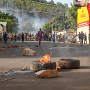 Ibrahim Boubacar Keita / demonstranter kräver IBK:s avgång under protester i huvudstaden Bamako i juni.