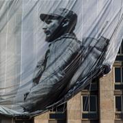 En bild av Fidel Castro hängs upp på en biblioteksbyggnad i Havanna.