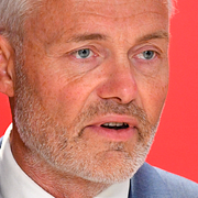 Jonas Attenius. Till höger en bild från bygget av nya stationen ”Göteborg Grand Central”.