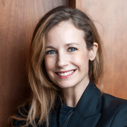 En digital bokdatabas. Till höger Svenska Förläggarföreningens vd Mikaela Zabrodsky. 