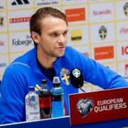 Albin Ekdal under en pressträff efter herrlandslagets träning på Friends Arena inför sista EM-kvalmatchen.