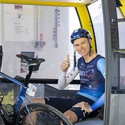 Chris Froome under tar cykeln med sig på en bergbana i Schweiz under en av sina sista tävlingar som proffs. Bilden är från juni förra året.