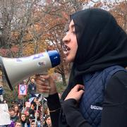 Den muslimska studenten Eeman Abbasi talar under en protest mot valet av Donald Trump i Kalifornien, 9 november 2016.