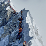 Kö upp till Mount Everests topp i maj förra året /  Den nepalesiska bergsguiden Kami Rita Sherpa