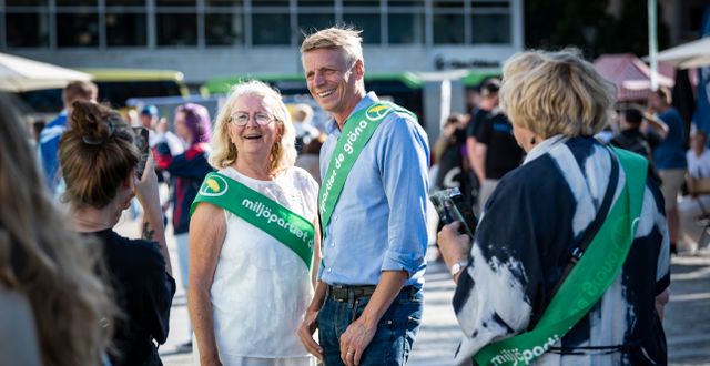 Språkröret Per Bolund (MP) tillsammans med lokala valarbetare under valrörelsens slutspurt. Det blev ett blandat resultat för partiet. Johan Nilsson/TT