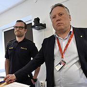 Erik Gatu, kommunpolis, Jimmy Spolander, biträdande lokalpolisområdeschef, och Jörgen Olsson, kommundirektör Borlänge, under en pressträff i Gamla stadshuset i Borlänge med anledning av att ett 20-tal skolor i staden höll stängt efter ett potentiellt hot om våld.