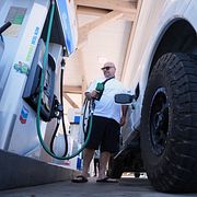 Lund tankar rekorddyr diesel i Carlsbad, Kalifornien.