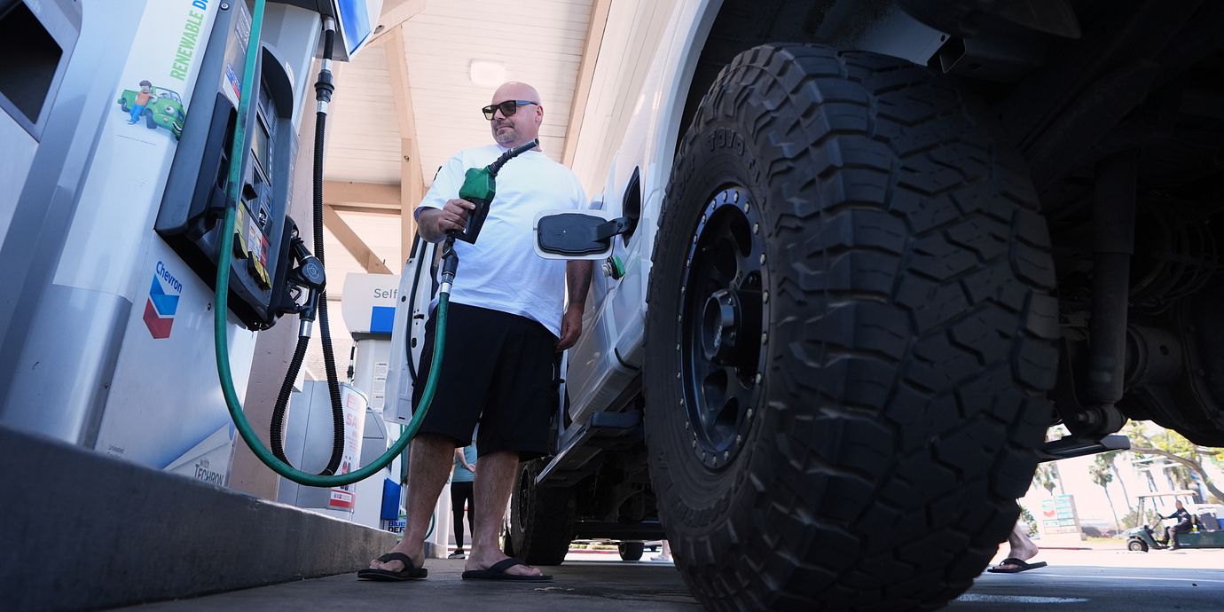 Lund tankar rekorddyr diesel i Carlsbad, Kalifornien.
