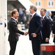 Statsminister Ulf Kristersson (M) tar i hand med USA:s finansminister Scott Bessent.
