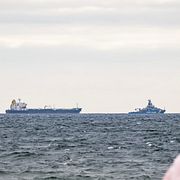Kustbevakningens fartyg KBV 003 och tankern Flora 1 väster om Ystad på långfredagen efter att fartyget bordats.