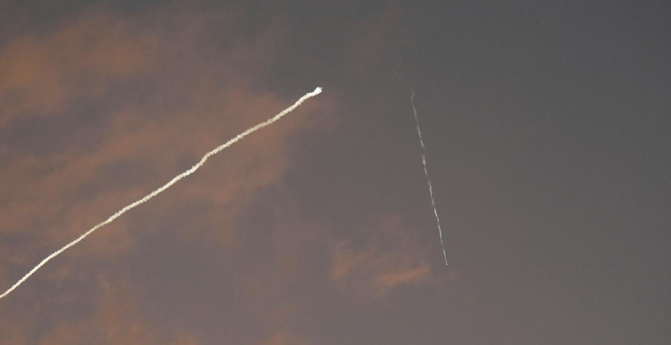 Israels robotförsvarssystem Iron Dome skjuter ner en robot på tisdagsmorgonen. 