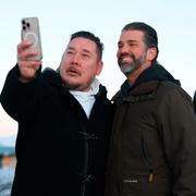 Donald Trump Jr poserar för en selfie under besöket på Grönland.