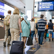 Ewa Skoog Haslum, personer som köar på Arlanda.