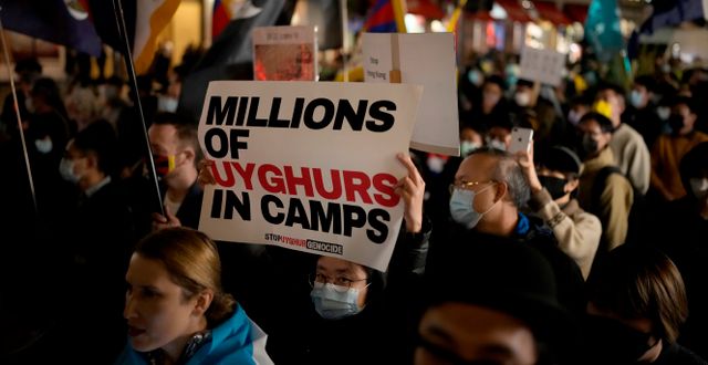 Demonstranter i London som visar sitt stöd för uigurerna i Kina. Matt Dunham / AP
