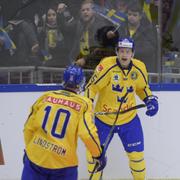 Sveriges Oscar Möller (H) jublar efter kvittering 2-2 hyllas av Joakim Lindström (10) under onsdagens ishockeymatch i Karjala Cup mellan Sverige och Tjeckien i Behrn Arena.