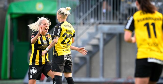 Häckens Lotta Ökvist grattar Marika Bergman Lundin efter 1–0-målet.  Anders Wiklund/TT