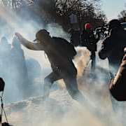 Demonstranter i USA som flyr de federala agenternas tårgas. 