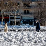 Fotgängare i Madrid i går.