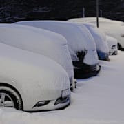 Västkusten har redan drabbats av stora mängder snö – och under natten kan det bli ännu mer, enligt SMHI. 