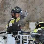 Brandsoldaterna för ut den sista skadade arbetaren, Rom den 3 november 2025. 