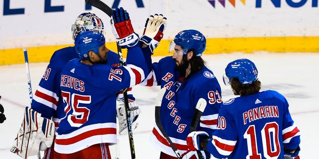 Ryan Reaves och Mika Zibanejad klappar om varandra framför målvakten Igor Sjestiorkin efter nattens match. Jessie Alcheh / AP