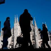 Människor promenerar i centrala Milano, 17 oktober 2020. 