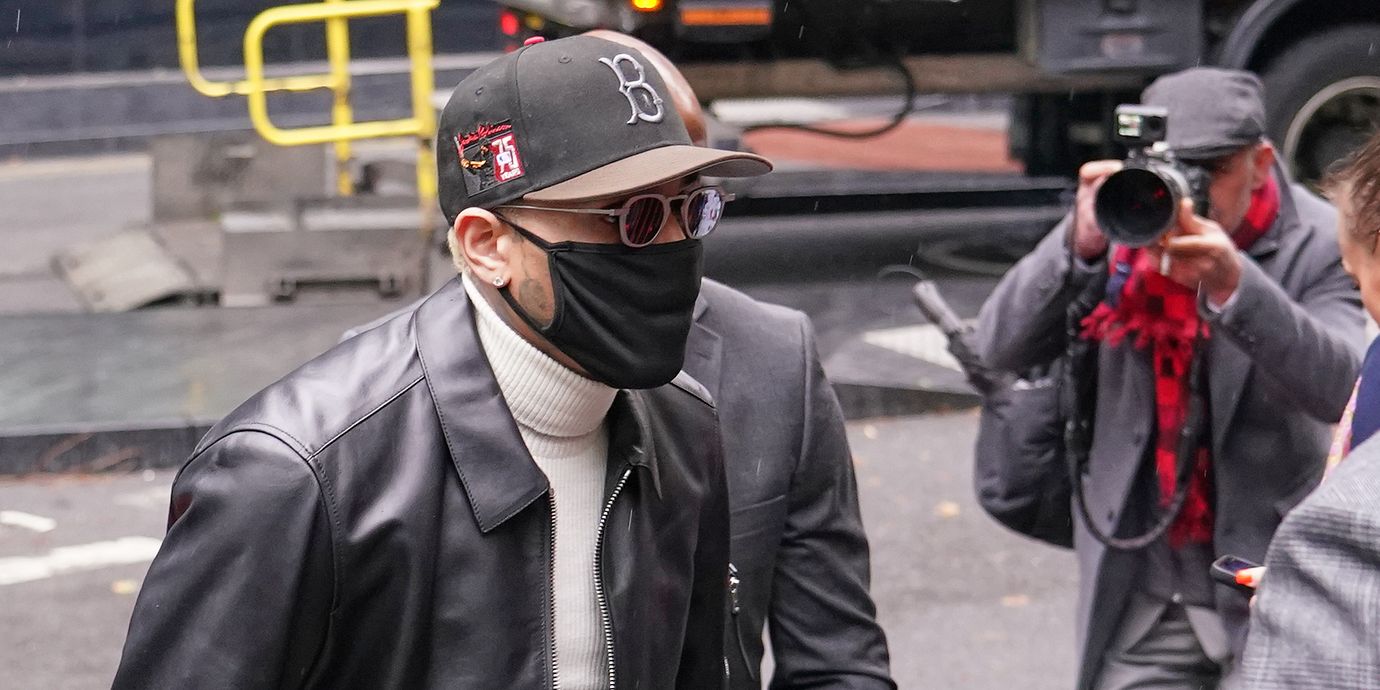 Chris Brown utanför rätten i London den 26 oktober.