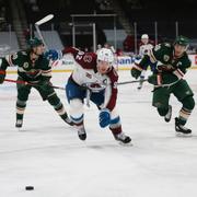 Colorados Gabriel Landeskog jagar efter pucken i kamp med Minnesotas Jared Spurgeon. 