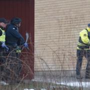 Polisen utanför skolan i Örebro.