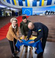 Ukrainias president Volodymyr Zelenskyj, EU-kommissionens ordförande Ursula von der Leyen och Ukrainas premiärminister Denys Sjmyhal. AP